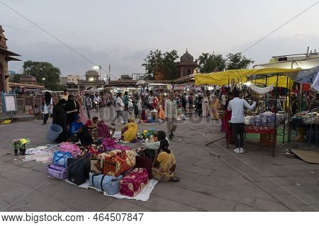 Jodhpur, Rajasthan, India - 20.10.2019 : Rajasthani Buyers And Sellers At Famous Sardar Market And G