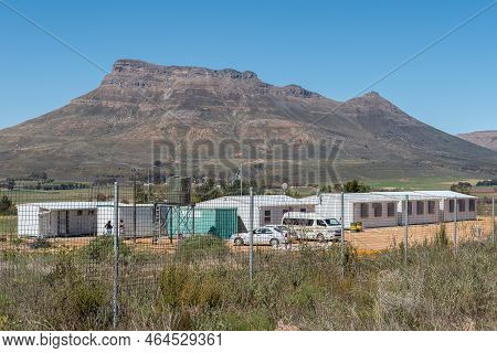 Koue Bokkeveld, South Africa - Sep 9, 2022: The Voorsorg Primary School Next To Road R303 In The Kou