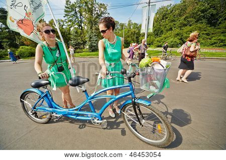 Moskau - AUG-5: Teilnehmer des Zyklus Parade Lady am Fahrrad am Sokolniki Park, 5. August 2012, Mosc
