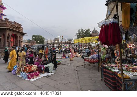 Jodhpur, Rajasthan, India - 20.10.2019 : Rajasthani Buyers And Sellers At Famous Sardar Market And G