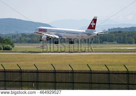 Zurich, Switzerland, May 20, 2022 Swiss International Airlines Airbus A321-111 Aircraft On Its Final