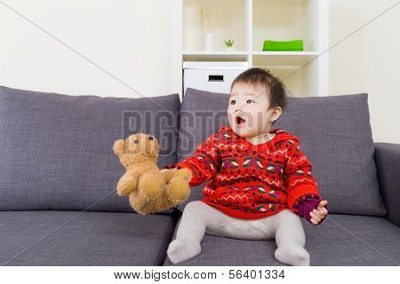 Asian dziewczynka gry zabawki w domu