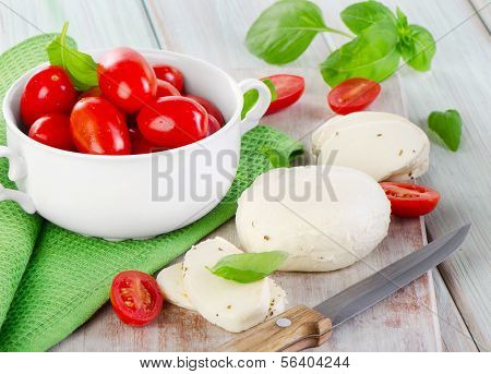 Mozzarellaa ja kirsikkatomaatteja