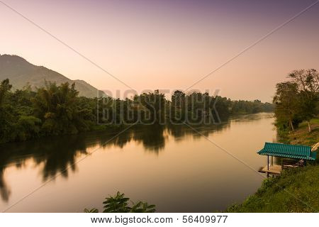 River Kwai vid solnedgång, Kanchanaburi, Thailand