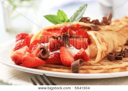 Crepes com requeijão e morangos