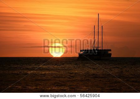 Sejlbåd silhouet ved solnedgang