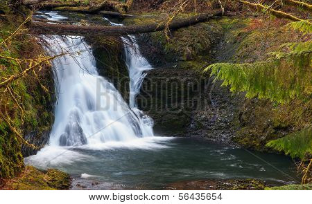 небольшой водопад