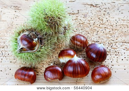 Shelled and unshelled Spanish chestnuts (Sweet chestnuts)