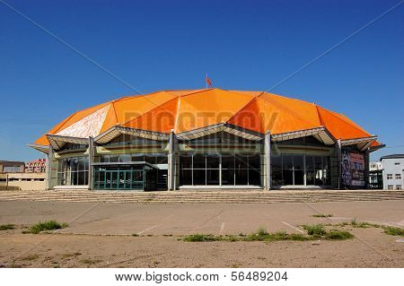 Geodesic dome building