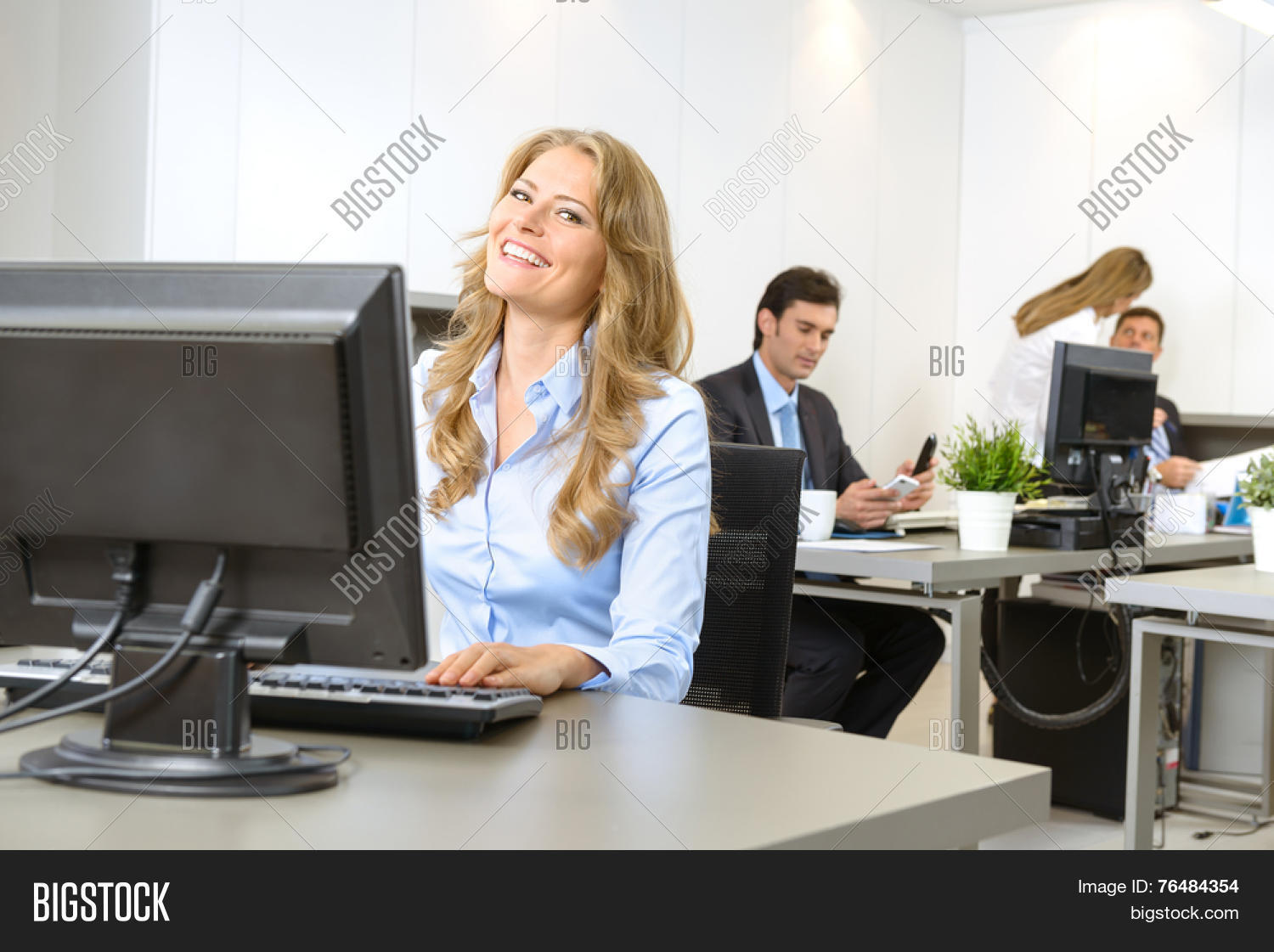 Вакансии административного персонала. Менеджер по персоналу картинка. Административно-управленческая служба в гостинице. Офисный работник. Вакансии административного персонала.