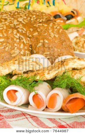 Bankiet w restauracji. Wyroby mięsne, kotlety i chleb