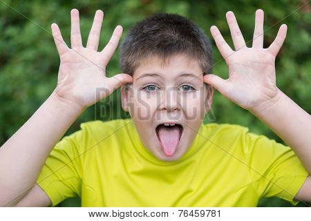 boy shows the language