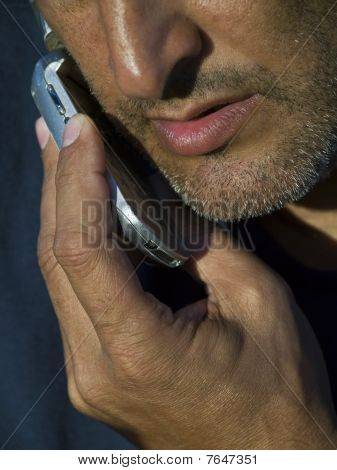 ember beszél-a cellphone