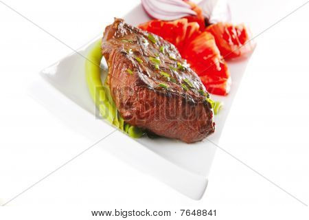 Carne asada servida en blanco