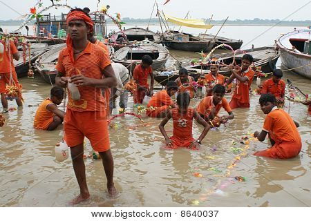 Hinduistických poutníků do svaté město Varanasi