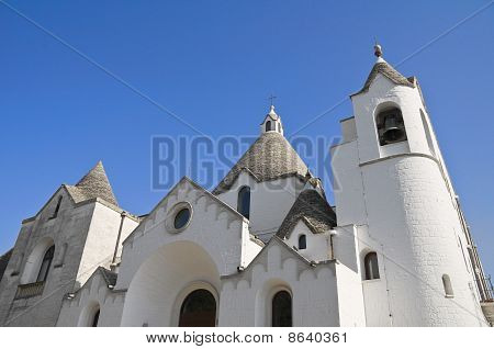 Kostel sv Antonio Trullo. Alberobello. Apulie.