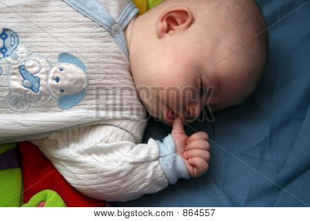 bambino con il pollice in bocca