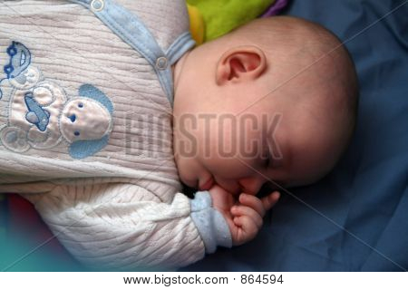 Baby sutte hendes finger