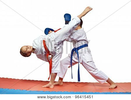 Sportswoman is beating high kick leg to the head an athlete