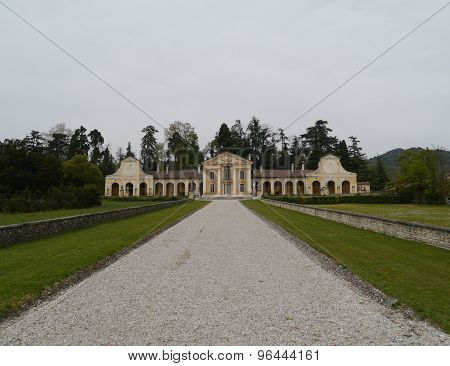 The entrance in perspective to the villa Maser