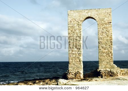Alte Arch - Ruinen über Seashore, Vorderansicht