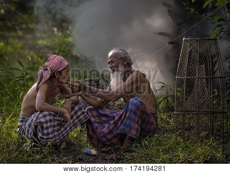 Two fishermen talk about fishing in Thailand .