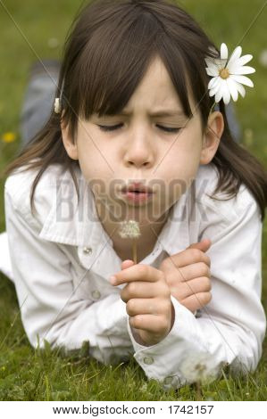 Junges Mädchen bläst ein Löwenzahn