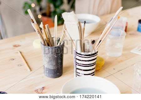workshop production of ceramic tableware product painting.