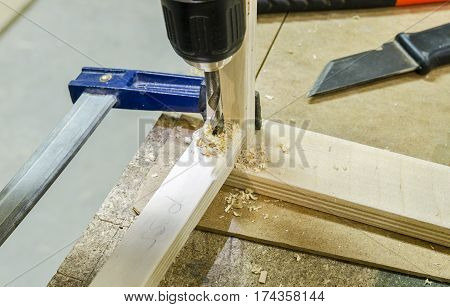 Bonding and assembly of furniture on the wooden pins