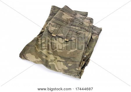 Pantalón doblado con un patrón de camuflaje sobre un fondo blanco