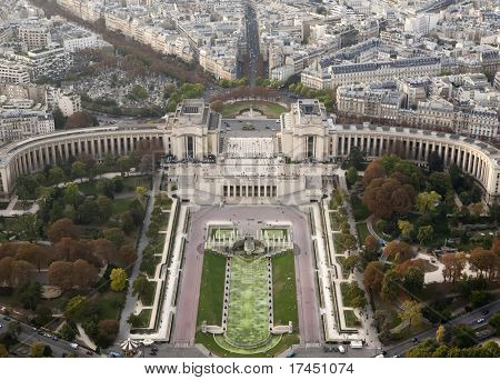 Uitzicht vanaf de toren van Eiffel toont het Palais De Chaillot, die in de rivier de Seine