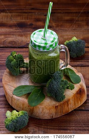 Green smoothie with broccoli, spinach and apple juice