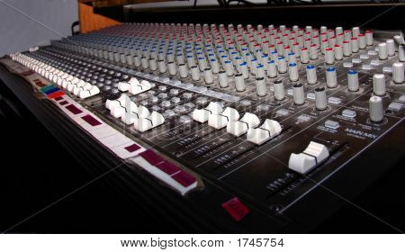  Audio konzola 1