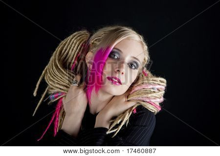 Portrait de jeune femme avec des dreadlocks