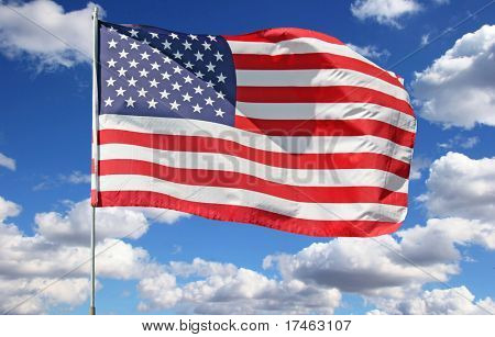 Amerikan bayrağı ile mavi gökyüzü üzerinde parlak güzel bulutlar