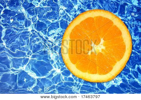 Sharp eau glacée contraste bleu profond avec une tranche d'Orange douce