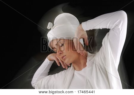 Sufi kvindelige dans, hvid på sort, motion blur