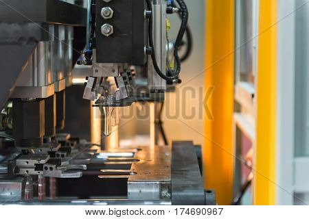 The operation of PET bottle blowing machine