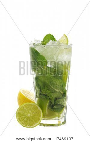 Erfrischend alkoholische Getränk, hergestellt aus White Rum, Zucker, Limette, Sodawasser und Minze. Kalk und Lemo