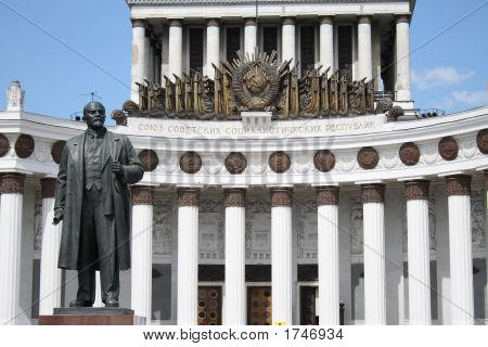 Monument til Lenin på en baggrund af Pavilion.  