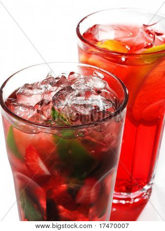 Mohito พลังงานกับมิ้นท์ และมะนาว และสตรอเบอร์รี่ และค็อกเทลสีแดง แยกต่างหากบนพื้นหลังสีขาว