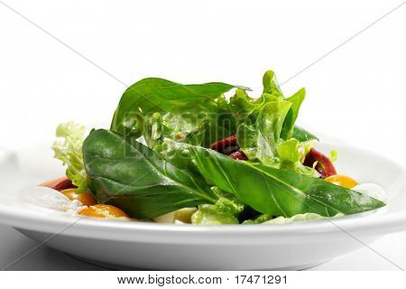 Salat - geräucherter Magret (Entenbrust) mit roten Chaud-Froid-Sauce. Besteht aus Tomaten und Gemüse Blatt.