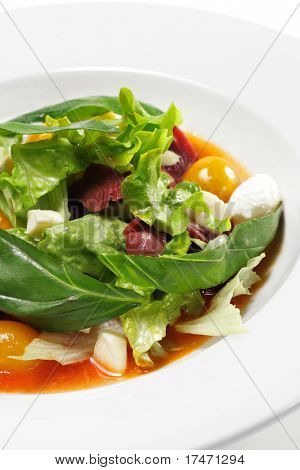 Salat - geräucherter Magret (Entenbrust) mit roten Chaud-Froid-Sauce. Besteht aus Tomaten und Gemüse Blatt