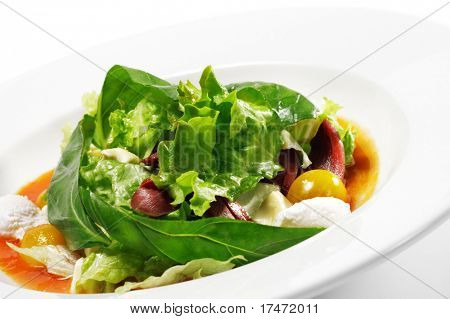 Salat - geräucherter Magret (Entenbrust) mit roten Chaud-Froid-Sauce. Besteht aus Tomaten und Gemüse Blatt.