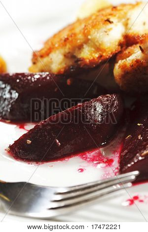 Confit de galinha (rolos de frango) com beterraba em conserva