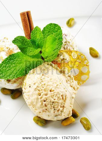 Dessert - hausgemachtes Eis mit frischer Minze und Zimt