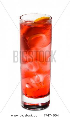 ค็อกเทลสีแดงกับน้ำเชื่อม Grenadine โซดา และ Campari แยกต่างหากบนพื้นหลังสีขาว