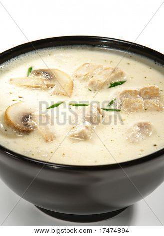 Piatti thai - zuppa fatta da Coco latte e funghi e carne di pollo