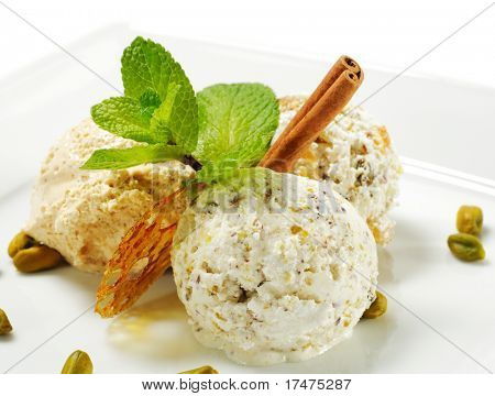 Dessert - hausgemachtes Eis mit frischer Minze und Zimt