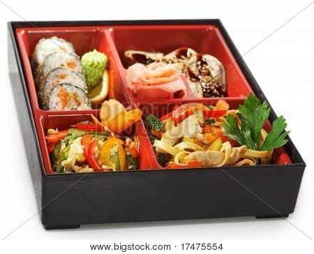 Bento japonês almoço - salada com aperitivos frios enguia e Hot Roll